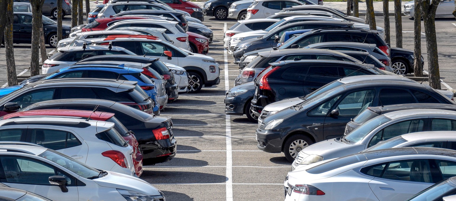 Dôvodov, pre ktoré potrebujete vypátrať vlastníka auta, je mnoho. Veľmi často práve vtedy, keď poškodíte na parkovisku cudzie vozidlo.