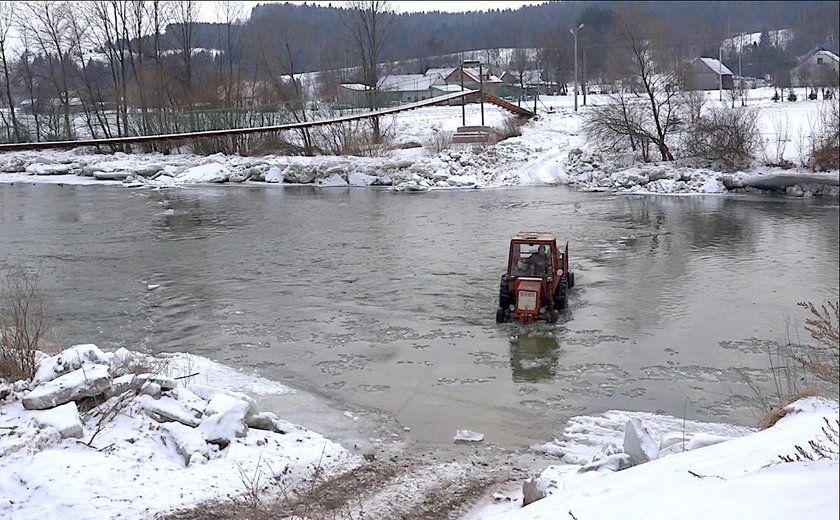 Wożą zmarłych furmanką przez rzekę