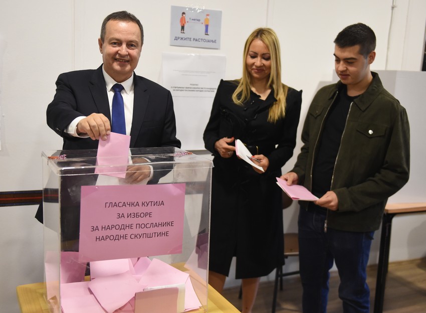 Dačić sa porodicom