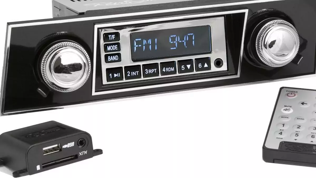 RetroSound potrafi tyle co niedrogie nowoczesne radio samochodowe. Prócz odbiornika radiowego RDS (zakres AM/FM) dodano jeszcze odtwarzacz cyfrowych nośników