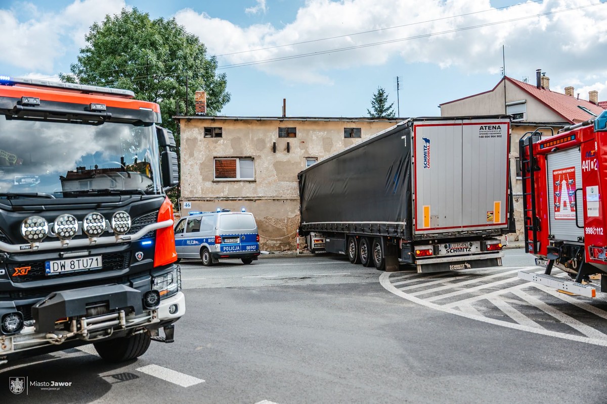 Truck crashes into building in Jaworzno, rescue operation underway