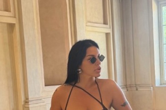 SMRŠALA PREKO 10 KILA, A OBLINE SU I DALJE TU! Seka Aleksić pokrenula lavinu komentara - TRAČICE drže atribute, a tek struk da joj vidite (FOTO)