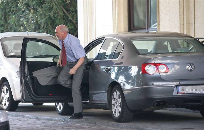 Macierewicz w wielkim aucie. Ale się wozi!