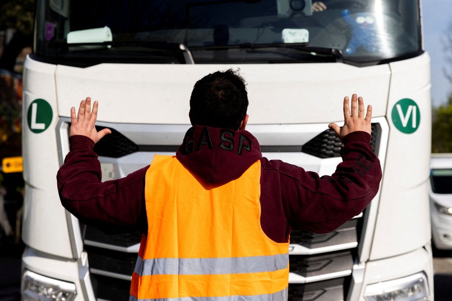 Protestujący zatrzymuje ciężarówkę w Wiedniu w Austrii