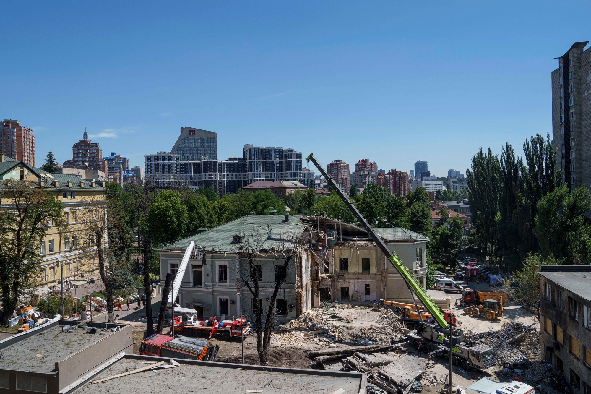 Následky raketového útoku na ukrajinskú metropolu Kyjev.