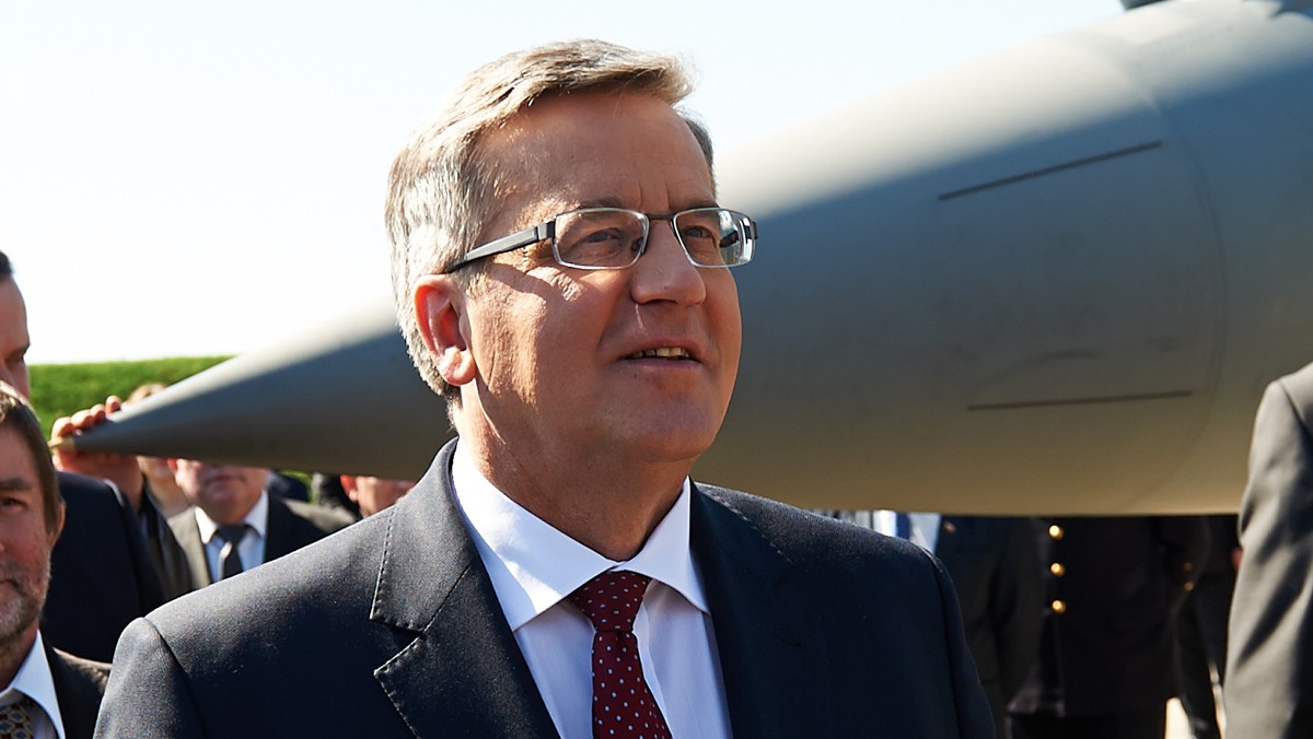 Prezydent Bronisław Komorowski podpisał dzisiaj ustawę podwyższającą świadczenia pielęgnacyjne. Od maja mają one wzrosnąć do 1000 zł, od 2015 r. - do 1200 zł, a od 2016 r. - do 1300 zł, czyli do wartości prognozowanej płacy minimalnej netto.