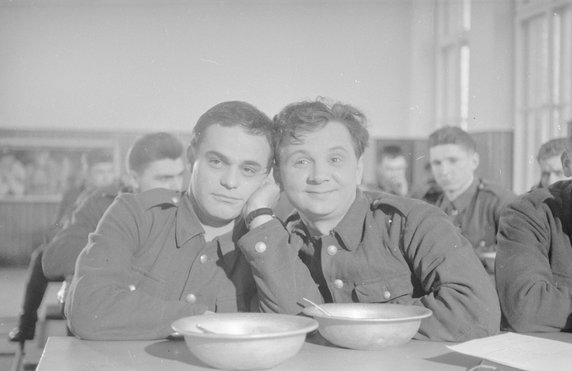Roman Wilhelmi i Roman Kłosowski w filmie "Dziewczyna, kobieta i..." (1961)