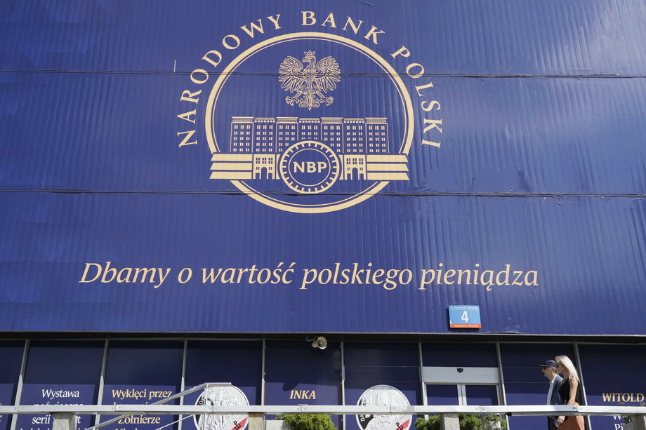 Baner na budynku Narodowego Banku Polskiego. 