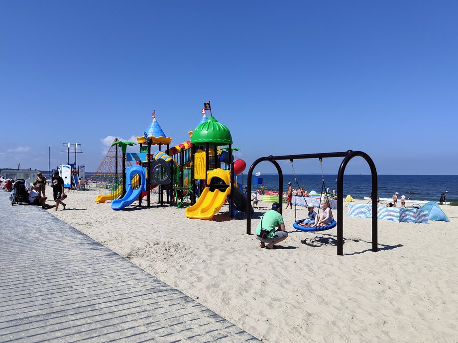 W Międzyzdrojach nie brak darmowych atrakcji. Na przykład place zabaw na plaży są naprawdę nieźle wyposażone