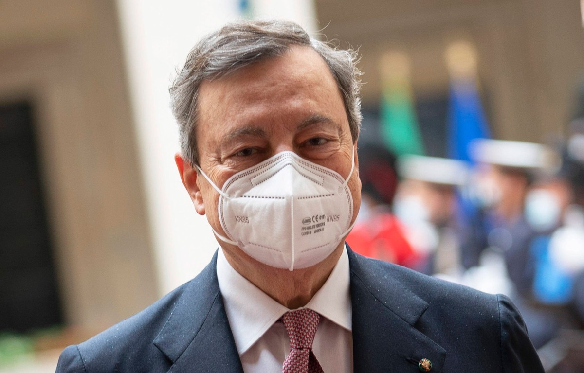epa09009575 A handout photo made available by Chigi presidential palace showing Prime Minister Mario Draghi during the handover ceremony at Chigi Palace Premier's office in Rome, Italy, 13 February 2021. Former European Central Bank (ECB) chief Mario Draghi has been sworn in as Italy's prime minister after he put together a government, securing broad support across political parties following the previous coalition's collapse. EPA/FILIPPO ATTILI HANDOUT HANDOUT EDITORIAL USE ONLY/NO SALES Dostawca: PAP/EPA.