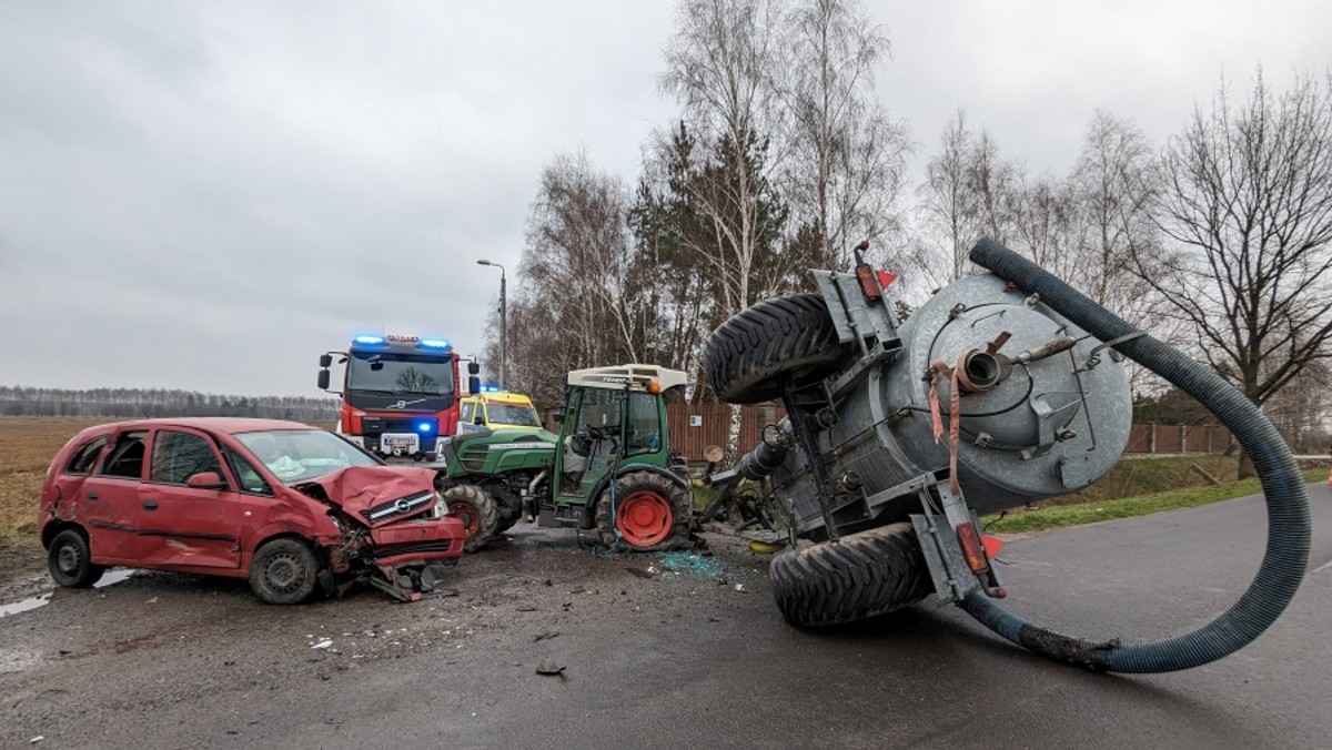 Poważny wypadek pod Sochaczewem. Beczkowóz przewrócił się na jezdnię