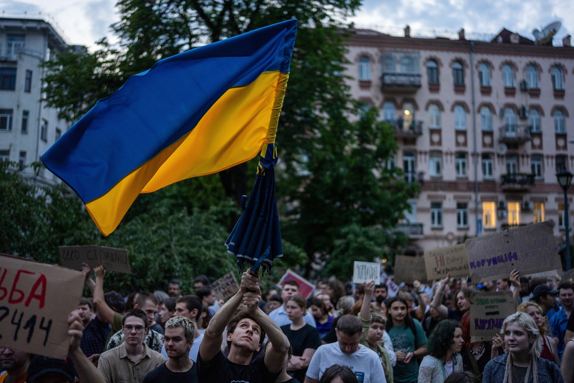 Demonštrant máva ukrajinskou zástavou počas protestu proti zákonu obmedzujúcemu autonómiu protikorupčných úradov v Kyjeve.