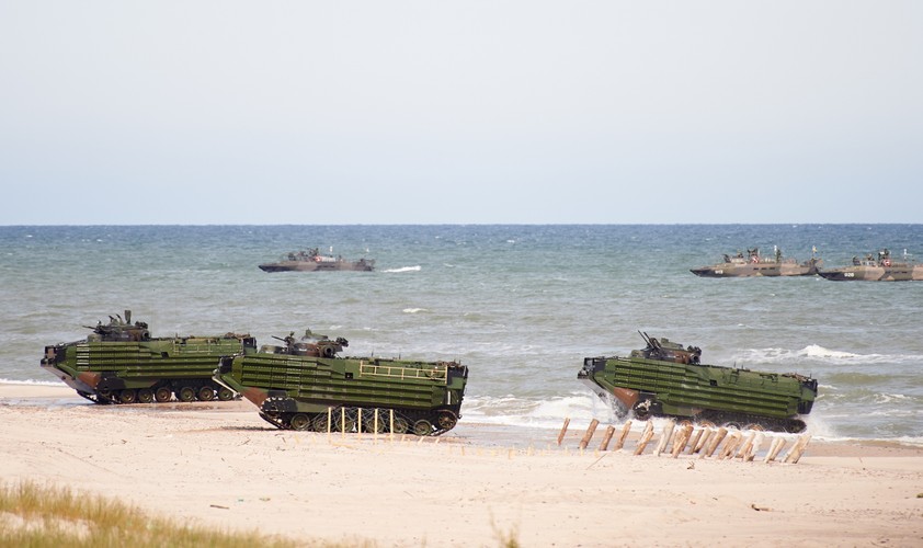 Desant wojska podczas fazy lądowej międzynarodowych ćwiczeń Baltops 2015 <br><br>fot.  (aw/cat) PAP/Adam Warżawa