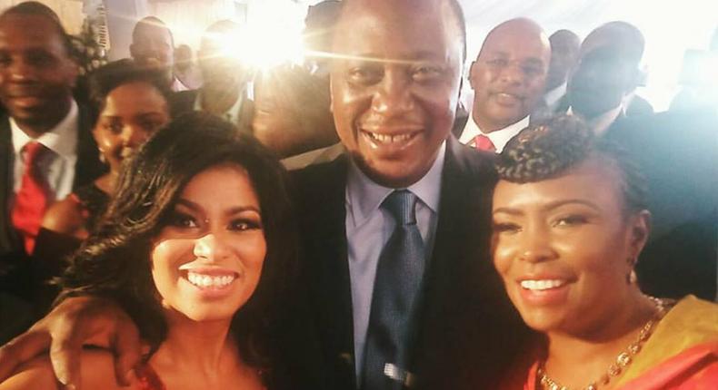 President Uhuru Kenyatta poses for a selfie with media personalities Caroline Mutoko (right) and Julie Gichuru.