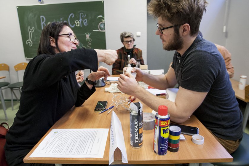 Katowice. Cafe Repair.Kawiarenka Naprawcza w Klubie Osiedlowym Północna