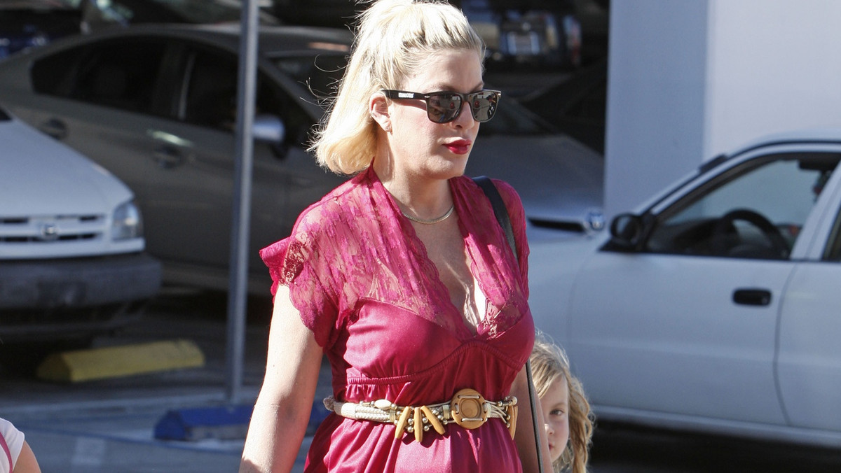 Brzuch Tori Spelling coraz większy!