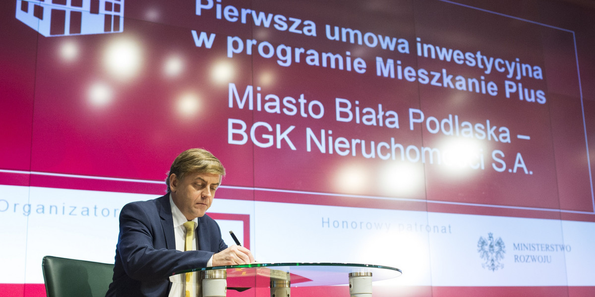 Warszawa. Podpisanie pierwszej umowy inwestycyjnej w programie Mieszkanie Plus. Na zdjęciu prezes zarządu BGK Nieruchomosci - Mirosław Barszcz.