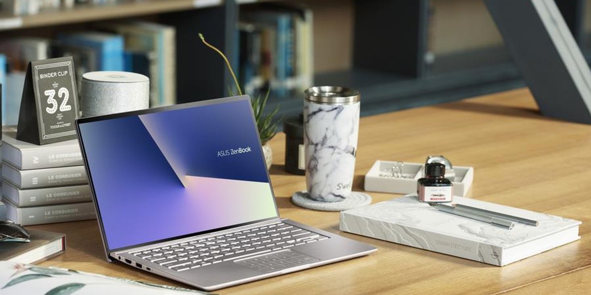 ASUS stawia na innowacje w komputerze ZenBook UX433. Przytrzymanie palca przez sekundę w rogu touchpada przekształca go w klawiaturę numeryczną. NumberPad to wygodne rozwiązanie dla osób pracujących np. z tabelkami.