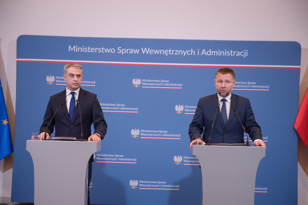 Wicepremier, minister cyfryzacji Krzysztof Gawkowski (L) i minister spraw wewnętrznych i administracji Marcin Kierwiński (P)