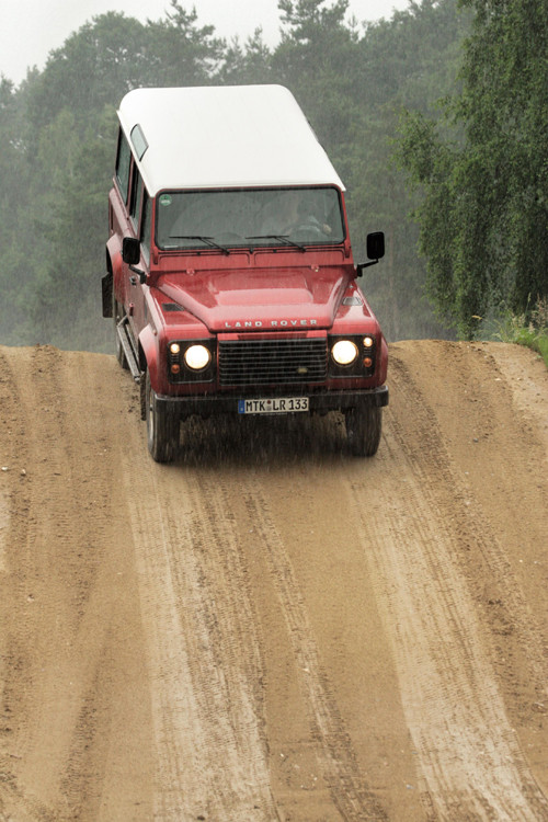 Jeep Wrangler kontra Land Rover Defender - Na bulwary i na Saharę