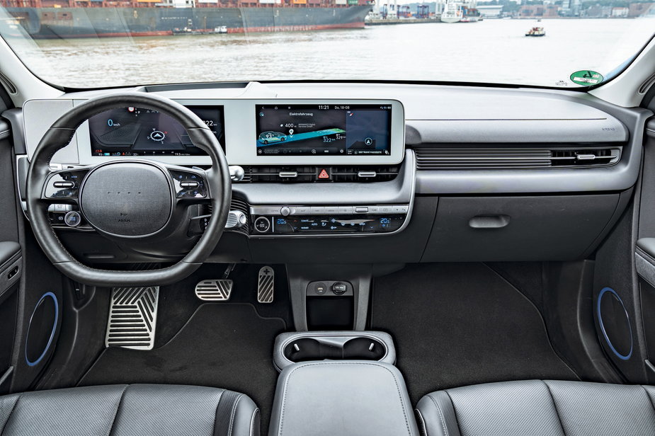 Hyundai Ioniq 5 2022 - modernistyczny porządek i minimalizm trafiły także do kokpitu koreańskiego auta. Przyjemnie przyjazna obsługa.