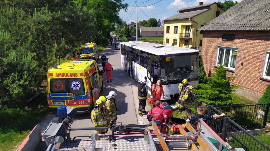Wypadek autobusu szkolnego w powiecie zgierskim