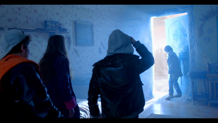 Kadr z filmu 'Za niebieskimi drzwiami'. Premiera 4 listopada