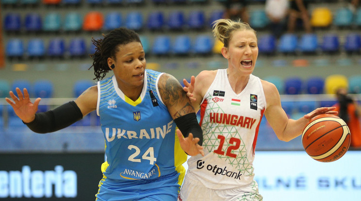 Az ukrán D'Andra Moss és a magyar Courtney Vandersloot csatája az utolsó csoportmeccsen /Fotó: MTI