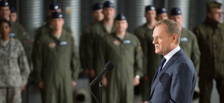 Tusk u pilotów myśliwców. Mówił o powszechnym poborze