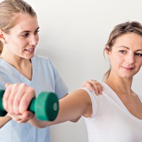 Gyógytornával enyhíthető a szegycsonti fájdalom? Az orvos válaszol