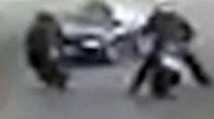 Száguldó kocsi elé lökte a motorost! – videó