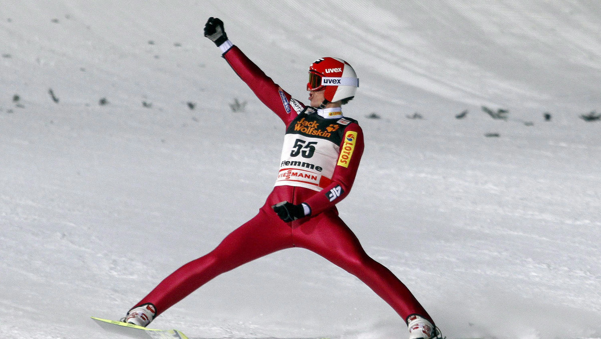 Kamil Stoch wspaniale spisał się podczas niedzielnego konkursu skoków narciarskich w Val di Fiemme. Polak wygrał z łączną notą 258,5 pkt. Serwis fisskijumping.com dopatruje się w naszym zawodniku przyszłego mistrza świata.