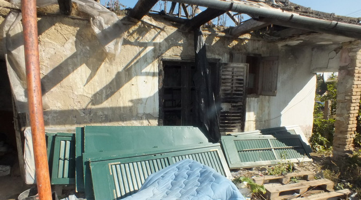 Ebben a romos házrészben kellett lakniuk a sértetteknek / Fotó: police.hu