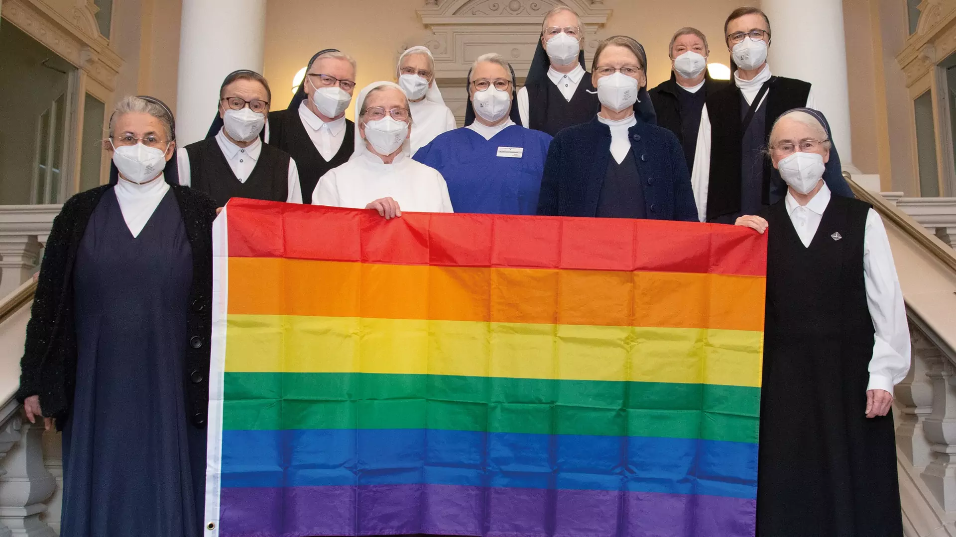 Zakonnice przeciwko homofobii w Kościele katolickim. Opublikowały zdjęcie z flagą LGBTQ