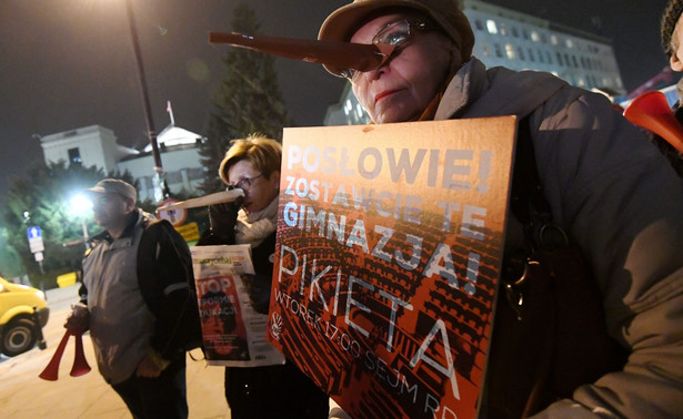 "Robert Lewandowski chodził do gimnazjum". Nauczyciele i rodzice protestowali przed Sejmem