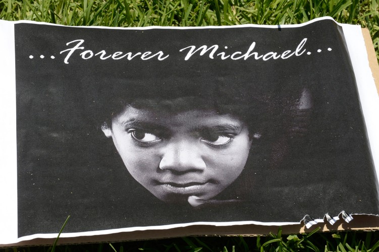 Fani oddali hołd Michaelowi Jacksonowi