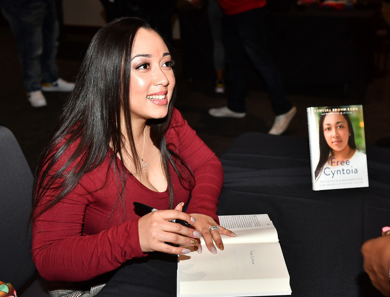 Cyntoia podpisuje swoją książkę