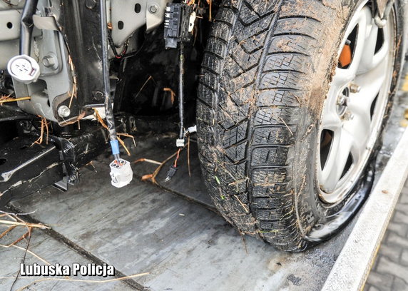 Zniszczona mazda wyciągnięta z rzeki Warty