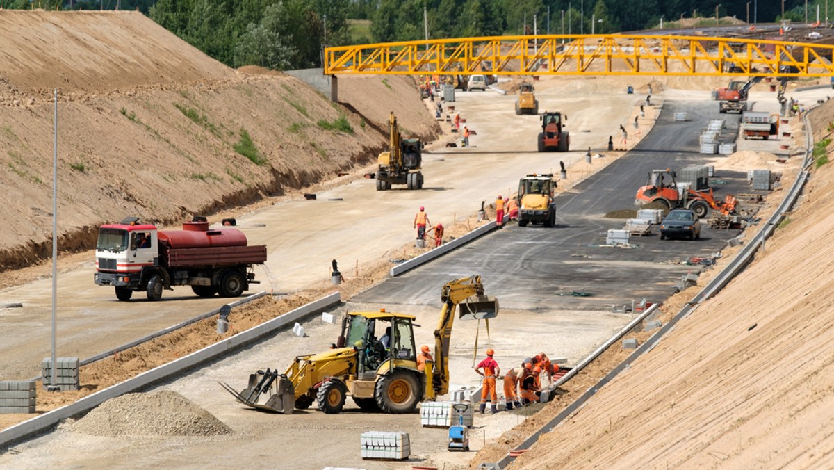 Generalna Dyrekcja Dróg Krajowych i Autostrad podpisała porozumienie z firmą Salini Polska dotyczące przejęcia płatności dla podwykonawców, usługodawców i dostawców materiałów realizujących prace i usługi na budowie drogi ekspresowej S7 na odcinku Chęciny - Jędrzejów.