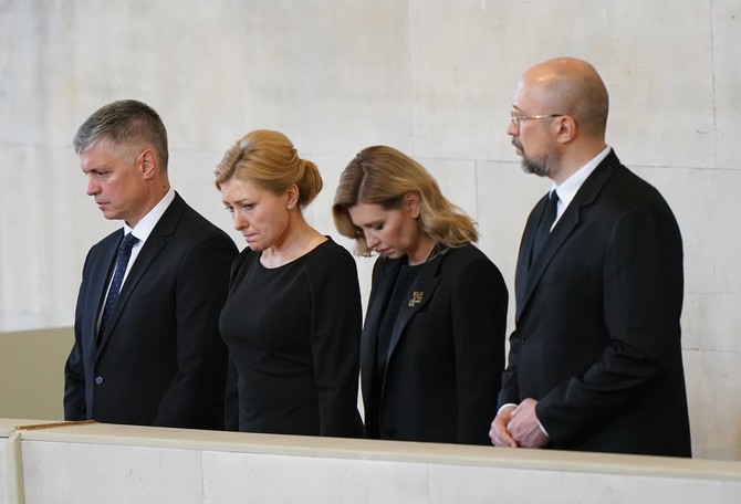 Olena Zelenska sa članovima ukrajinske delegacije u Vestminsterskoj opatiji foto: Joe Giddens/PA Images
