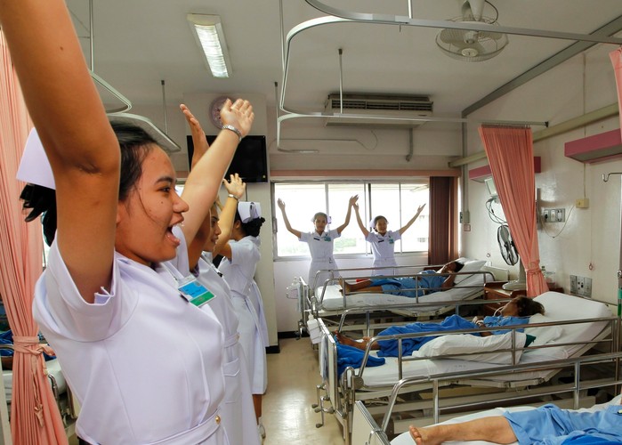 Tańczące pielęgniarki w Tajlandii