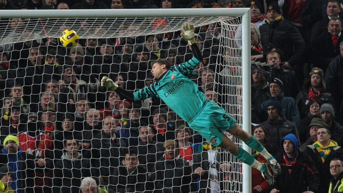 Wojciech Szczęsny nie zaliczył na Old Trafford wymarzonego debiutu w Premier League, bo jego Arsenal przegrał 0:1 i stracił pozycję lidera. Polak zasłużył jednak na solidne brawa, bo uratował Kanonierów przed wyższą porażką.