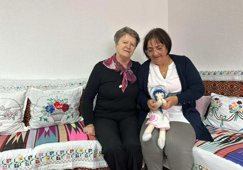 Mahira-Makarevic-sa-novinarkom-Srpskainfo-foto-Mirjana-Ribic-872x610