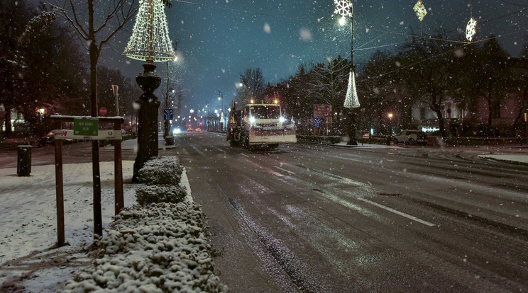 Arra kérik az autósokat, hogy semmiképp ne előzzék meg a síkosságmentesítő jáműveket /fotó: Budapest Közművek