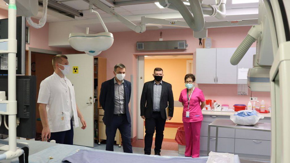Prezydent Gorzowa ogląda kupiony sprzęt w towarzystwie prezesa szpitala i lekarzy