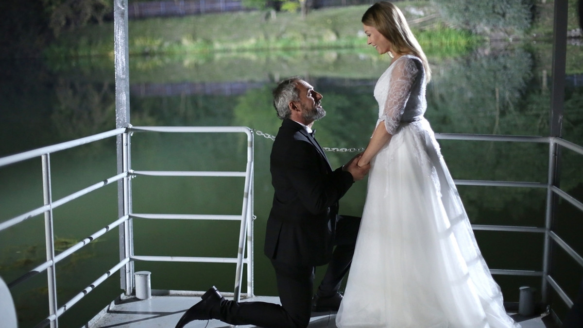 Tort weselny gotowy, do Grabiny przybywają goście, ale czy ślub Anny (Tamara Arciuch) i Wernera (Jacek Kopczyński) dojdzie do skutku? Zobaczcie, co was czeka w 1182 odcinku serialu.