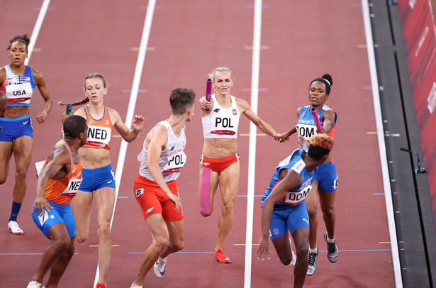 Polacy Kajetan Duszyński i Justyna Święty-Ersetic w biegu finałowym 4x400 m sztafet mieszanych