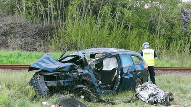 Samochód wjechał wprost pod pociąg. Na miejscu lądował LPR [ZDJĘCIA]