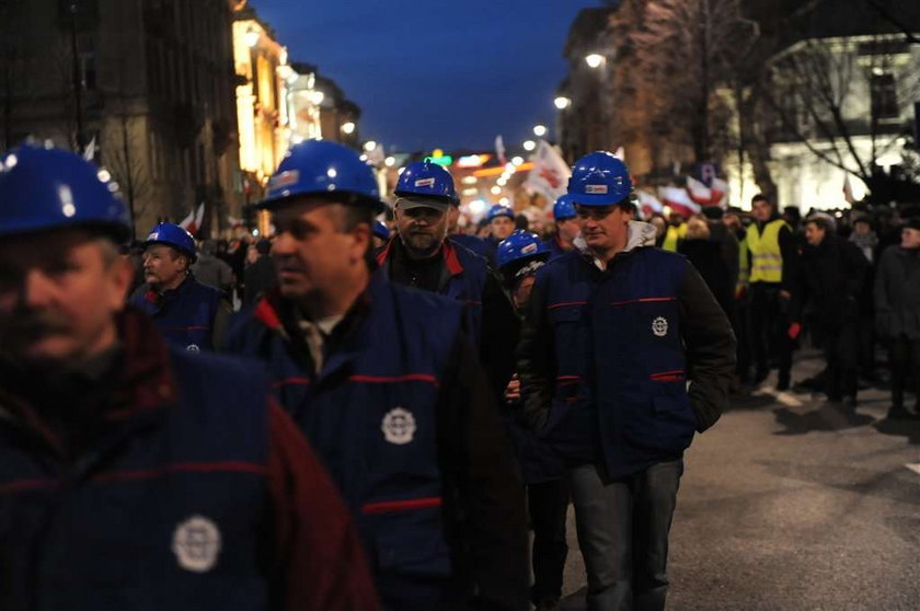 Manifestacja PiS. To tłumy, czy garstka? Była czerwień dla...