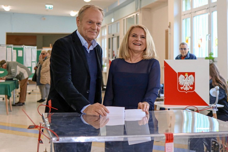 Donald Tusk był jednym z klientów kancelarii Romana Giertycha. Na zdj. z żoną Małgorzatą Tusk podczas głosowania